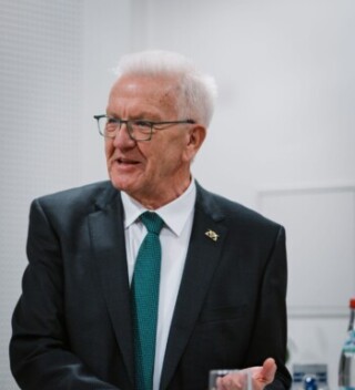 https://www.klima-taskforce.de/wp-content/uploads/2024/09/KretschmannBesuch-54_klein-scaled-e1755848158966-320x352.jpg